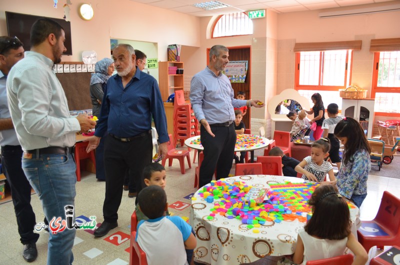 كفرقاسم- فيديو: نواب وأعضاء المجلس البلدي يشاركون الطلاب افتتاح عامهم الدراسي  باجواء بهيجة .